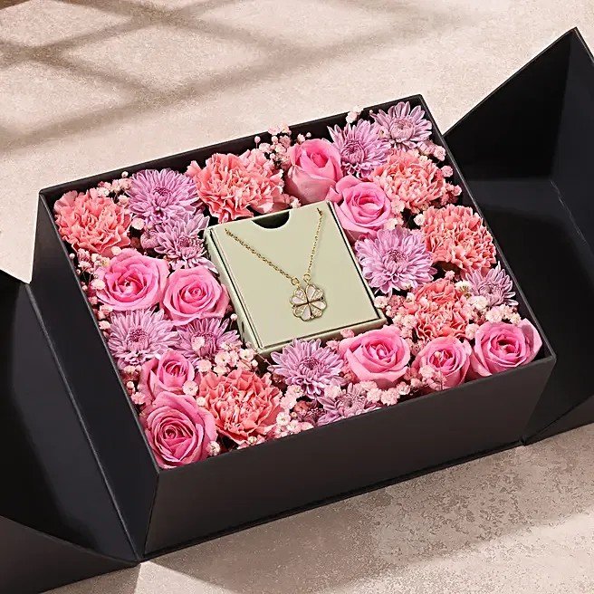Charming Pendant n Flower Hamper Surprise